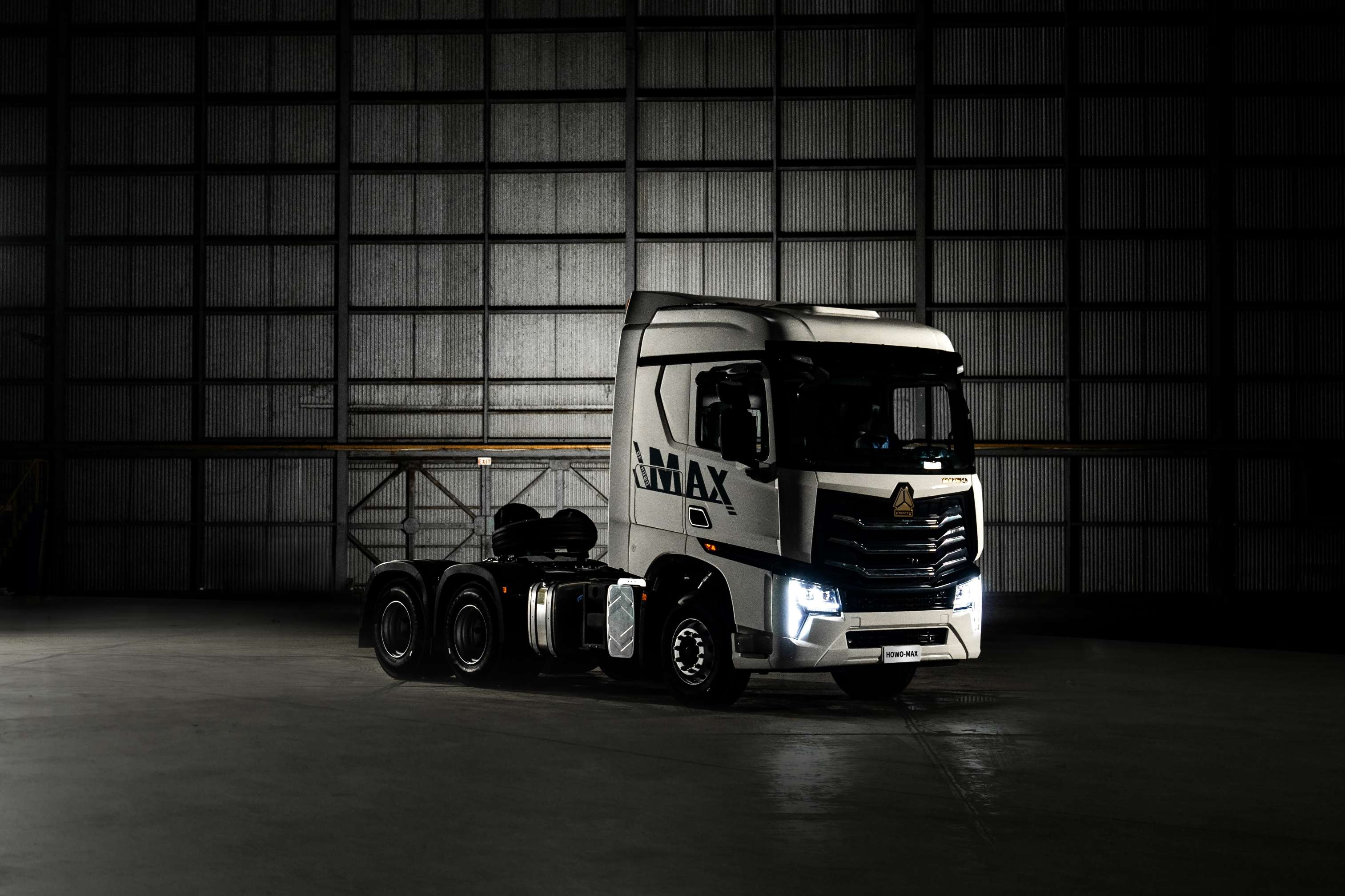 HOWO-MAX 6x4 tractor (15)